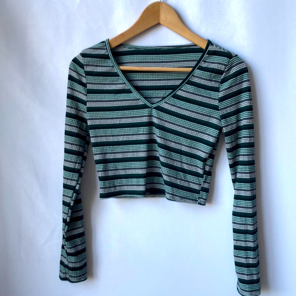 Striped Long Sleeve Crop V Neck Top Size M‎